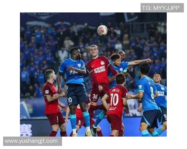 球星深情亲吻足球瞬间展现对梦想的热爱与执着